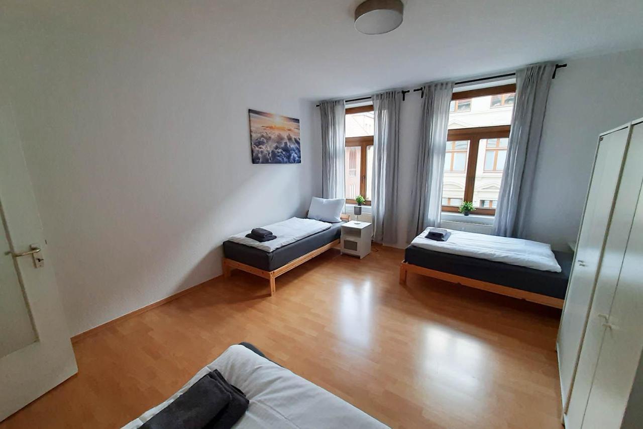 Cozy 2 Room Apartment In Magdeburgo Esterno foto